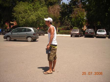 o milieu du parking a kech